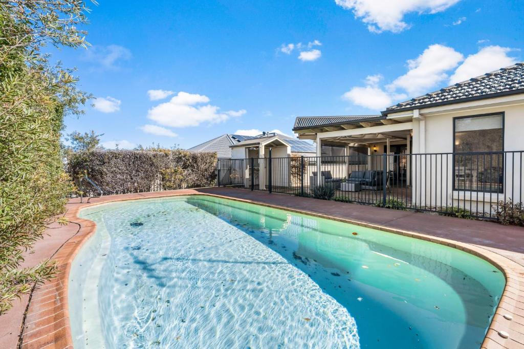 Wonderful Roselawn - Great Location with Pool photo 1
