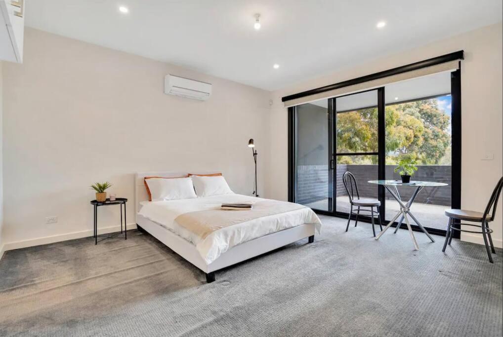 Spacious townhouse photo 2