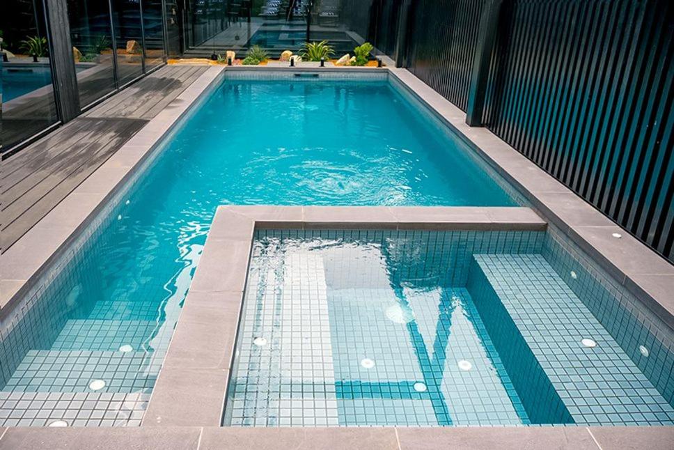 Rye Back Beach Pool House photo 2