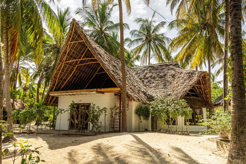 Kinazi Upepo Beach Eco Lodge photo 1