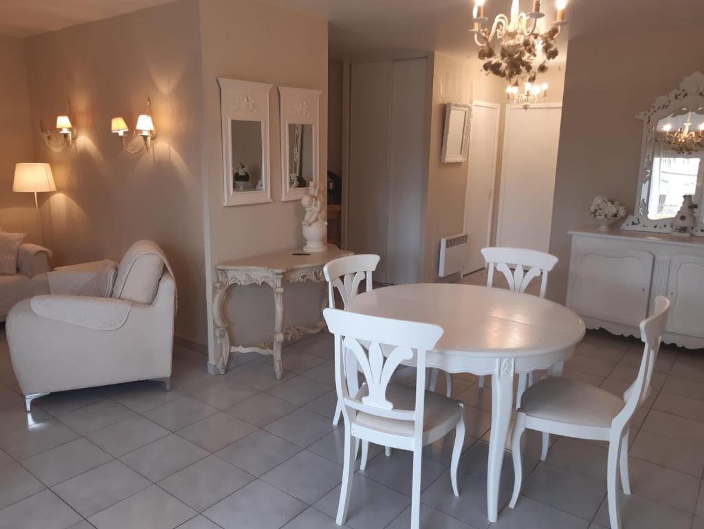 Le Médicis - Centre village calme photo 4