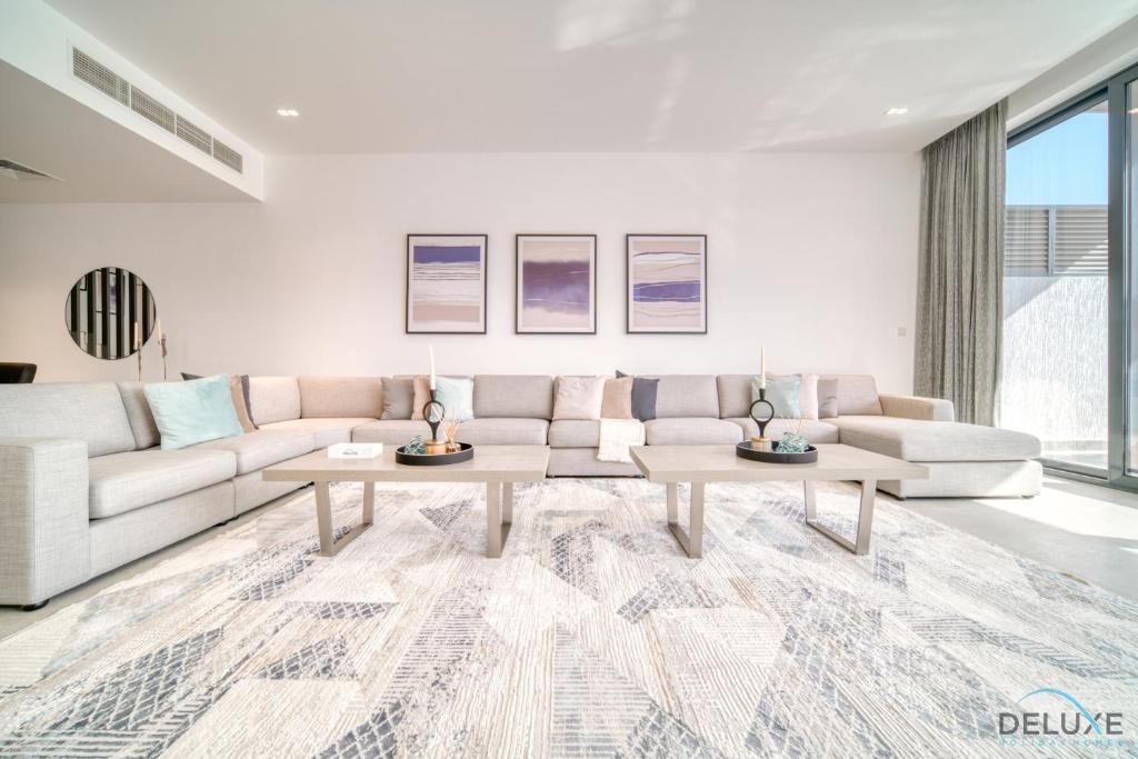 Luxury 4BR Villa with Assistant’s Room Al Dana Island, Fujairah by Deluxe Holiday Homes photo 1