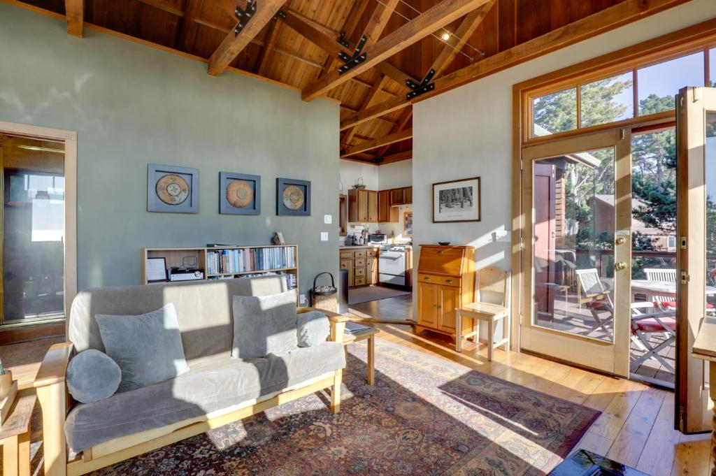 Romantic Ridgetop Escape with Hot Tub Near Mendocino photo 4