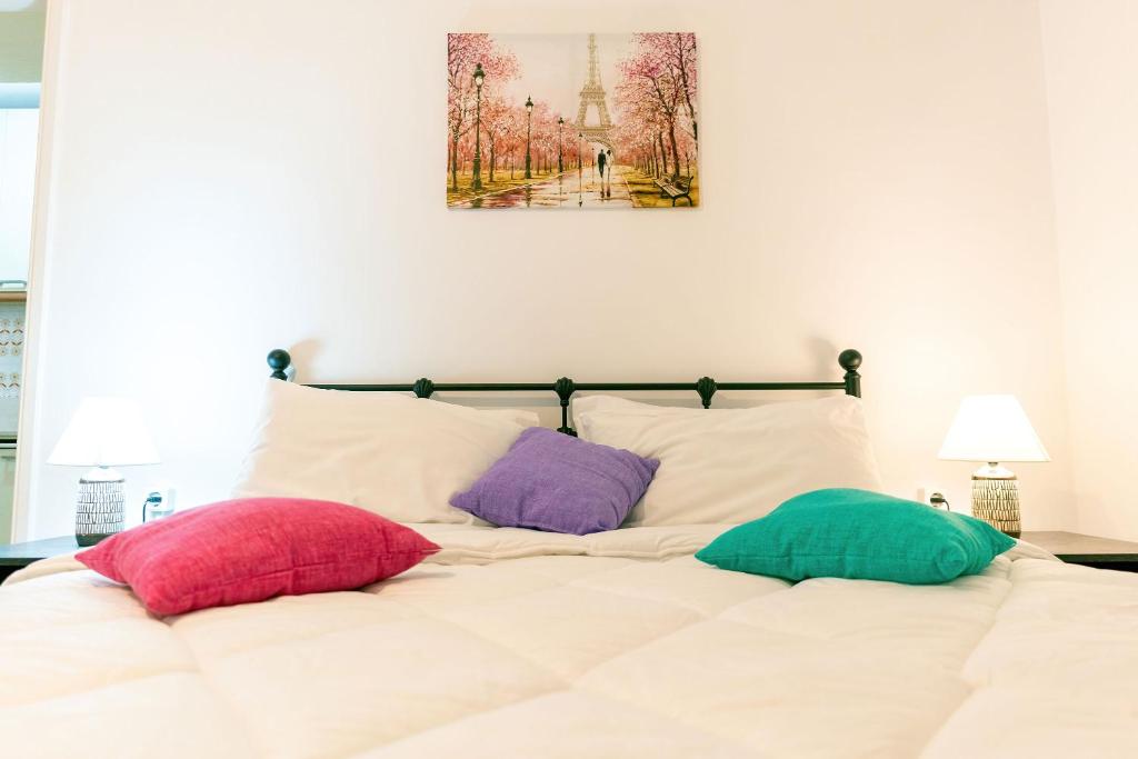 Maria's Apartment 1ος όροφος δίπλα στο Νοσοκομείο Παίδων και στο Λαϊκό - Tap to explore photos