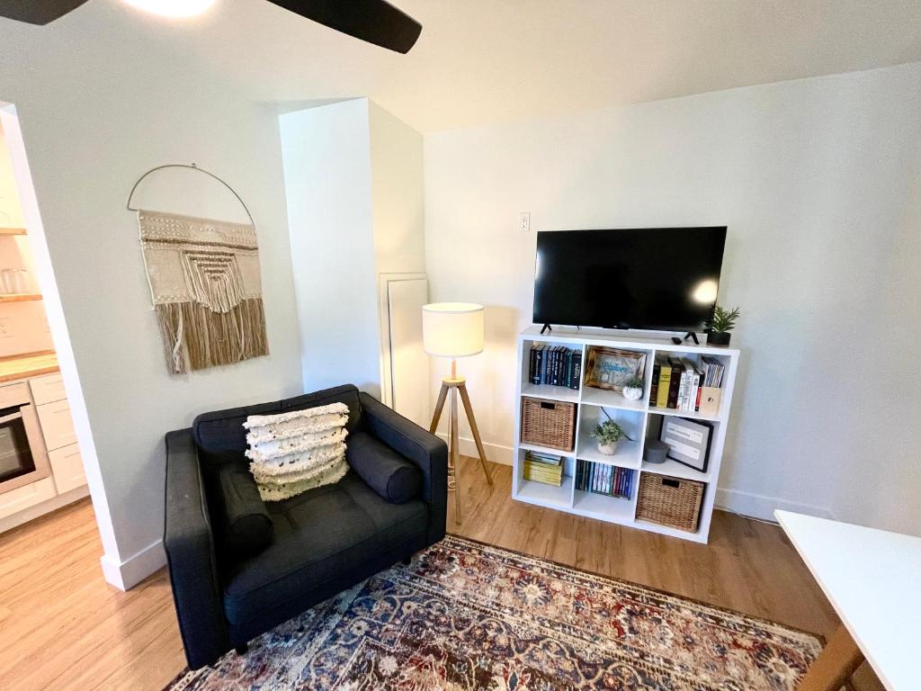 Newly renovated, modern and cosy one bedroom condo with full kitchen and lounge photo 4