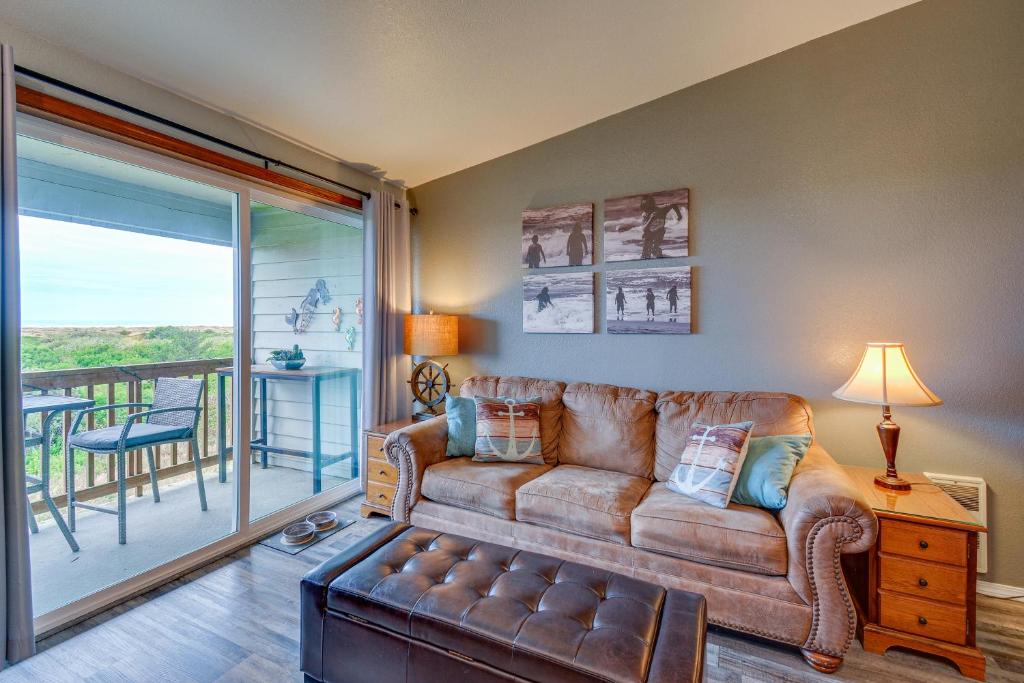 Dog-Friendly Ocean Shores Condo with Balcony and Views photo 3