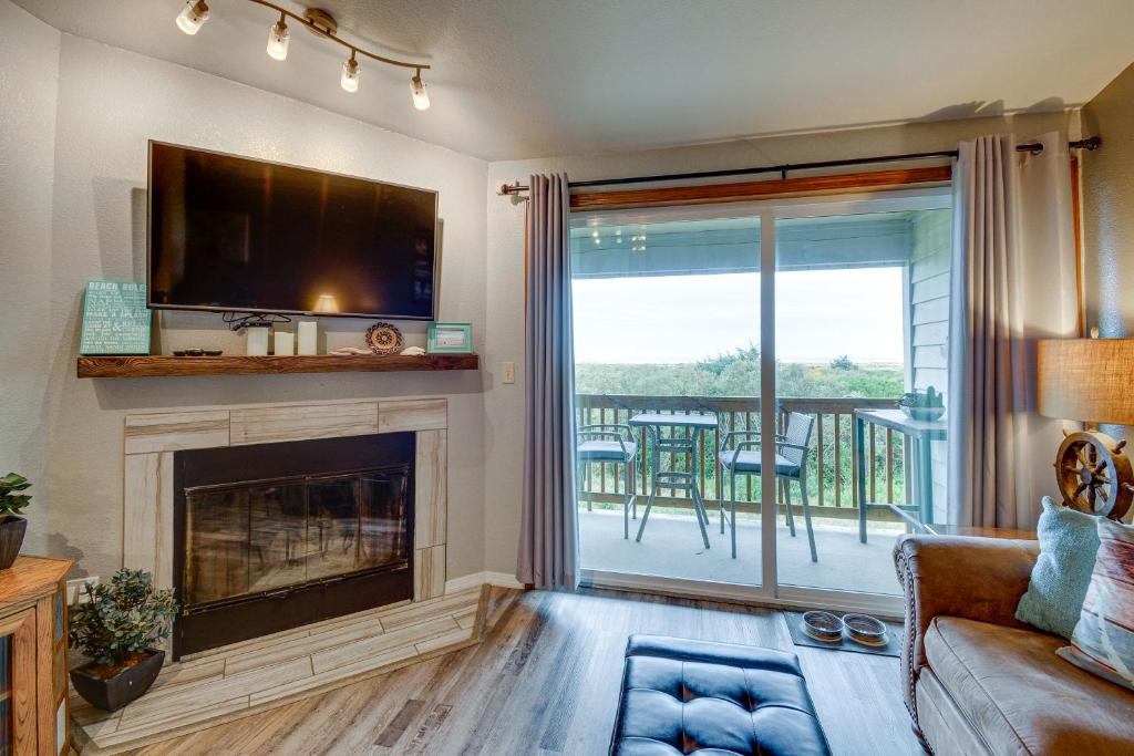Dog-Friendly Ocean Shores Condo with Balcony and Views photo 4