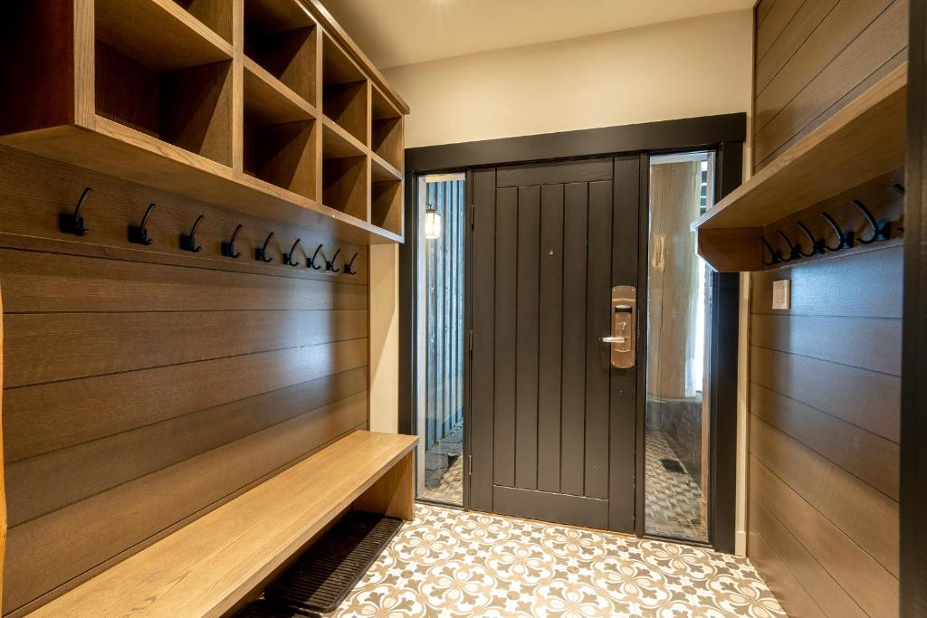Newly renovated 4-bed, bath ski-in, ski-out with fireplaces, private hot tub, and private garage! photo 1