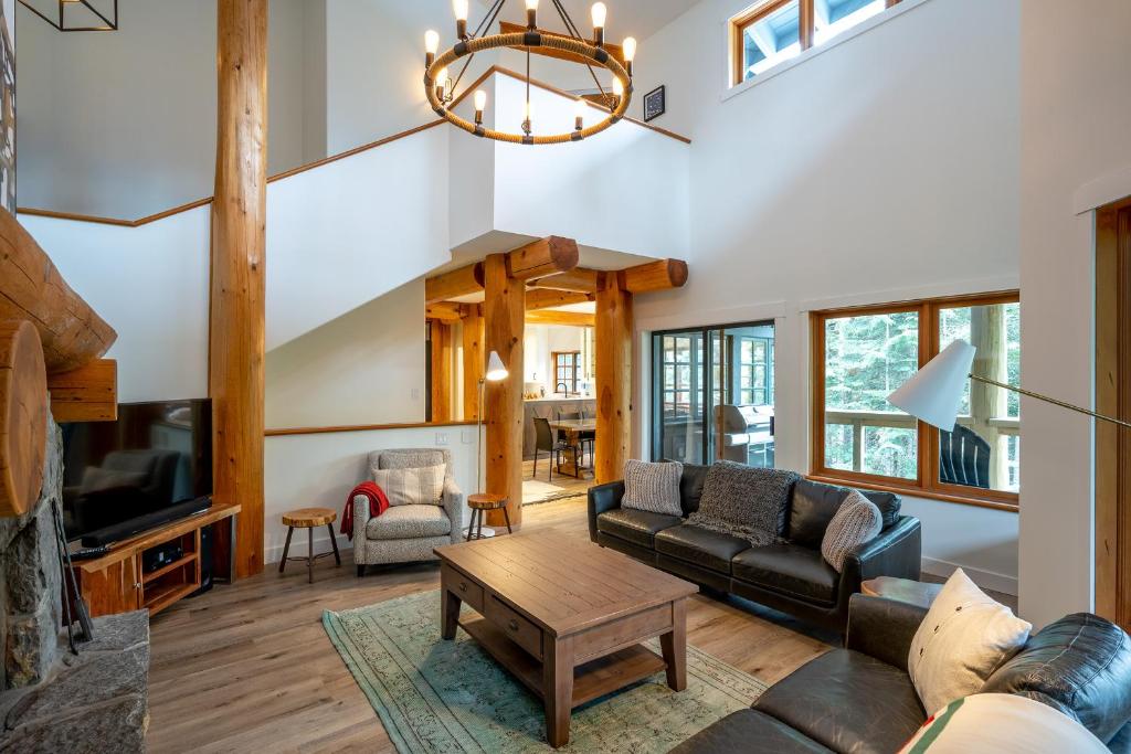 Newly renovated 4-bed, bath ski-in, ski-out with fireplaces, private hot tub, and private garage! photo 2