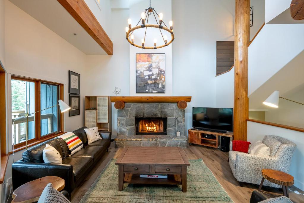 Newly renovated 4-bed, bath ski-in, ski-out with fireplaces, private hot tub, and private garage! photo 3