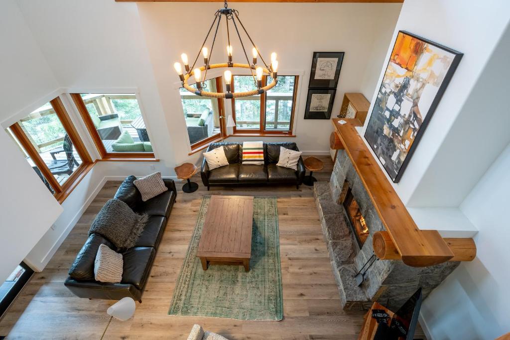 Newly renovated 4-bed, bath ski-in, ski-out with fireplaces, private hot tub, and private garage! photo 4