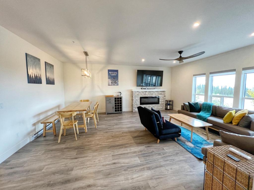 Front row for fireworks Brand new ski-in & out townhouse photo 2