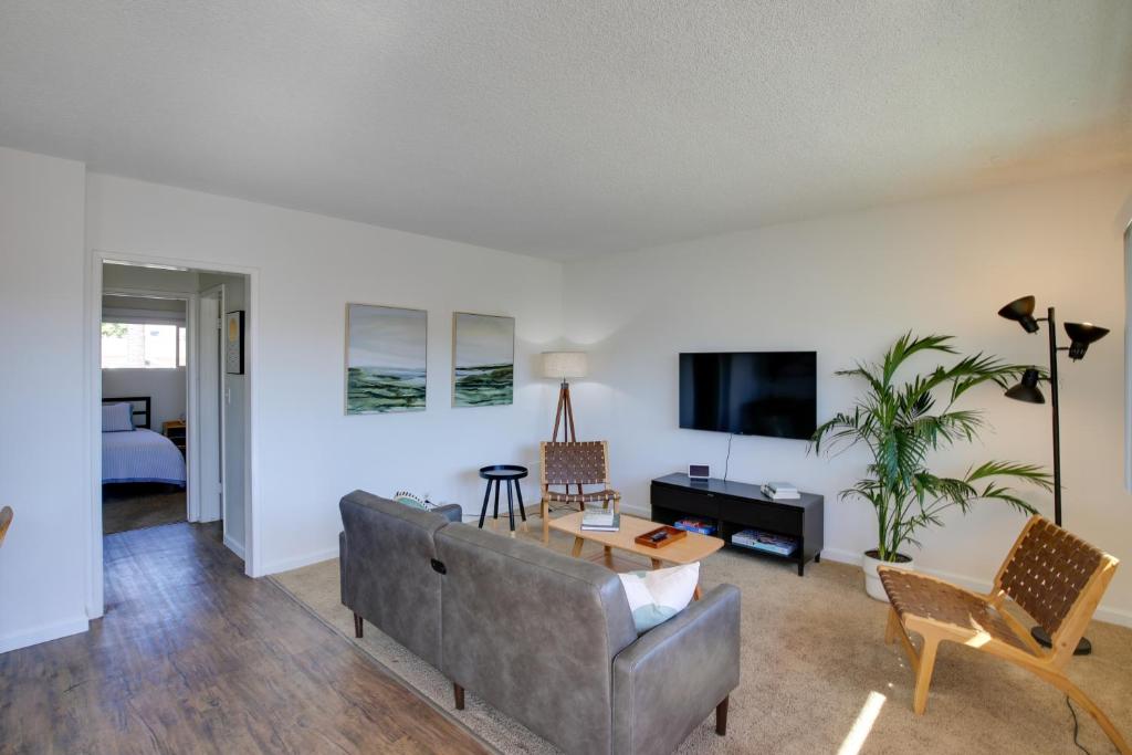 Airy Long Beach Condo Rental 2 Mi to Ocean! photo 1