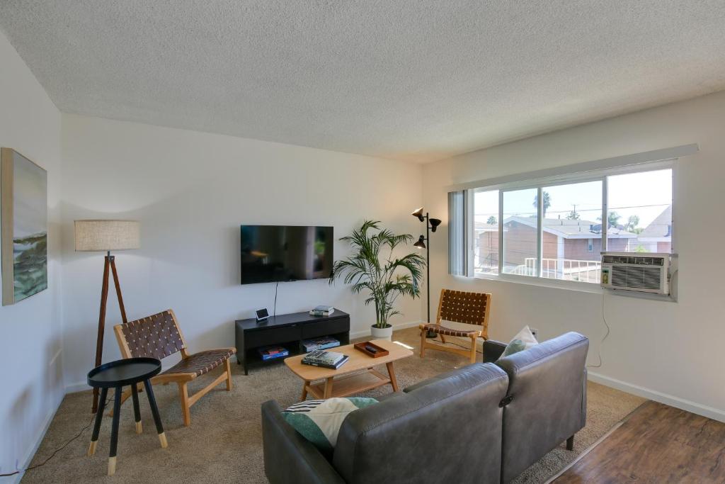 Airy Long Beach Condo Rental 2 Mi to Ocean! photo 3