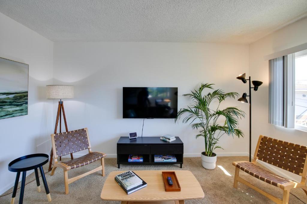 Airy Long Beach Condo Rental 2 Mi to Ocean! photo 4