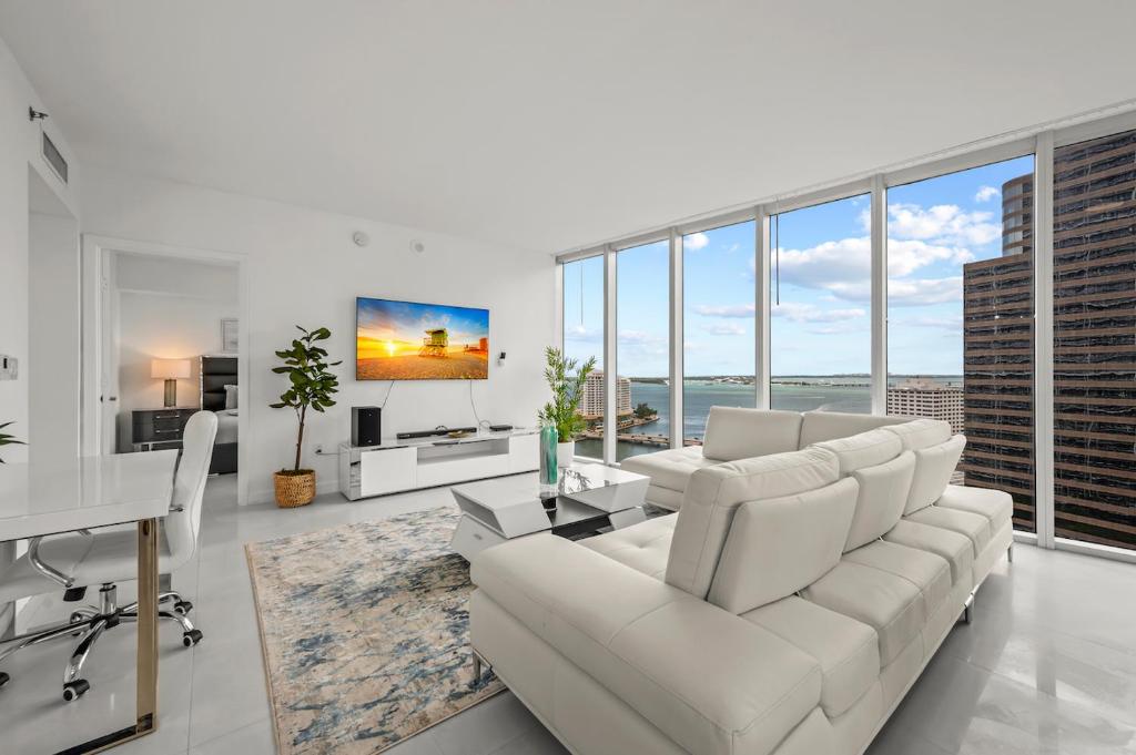 LOVELY 2 BR W ICON BRICKELL-WATERVIEWS -FREE SPA image