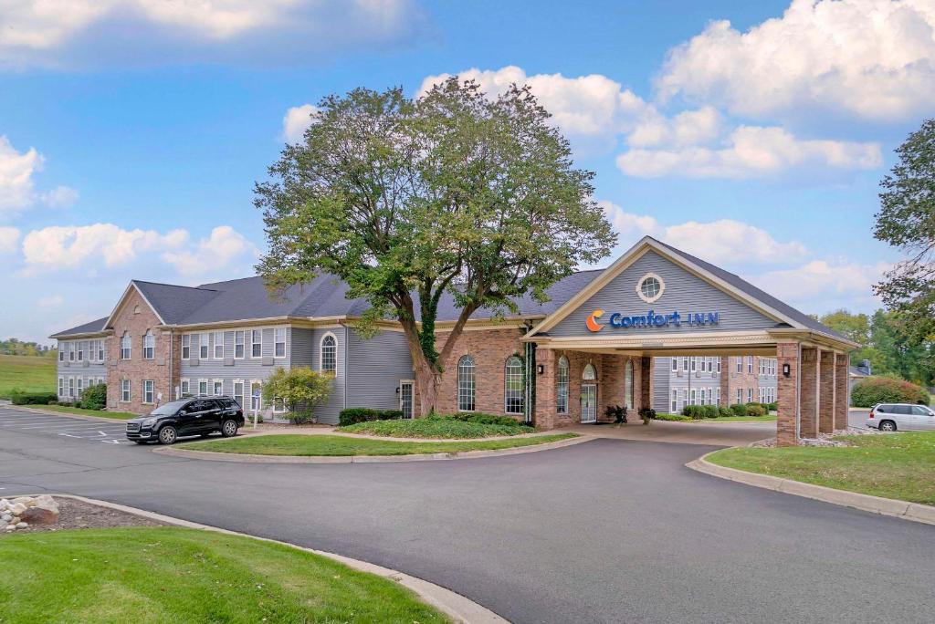 Comfort Inn Plainwell image