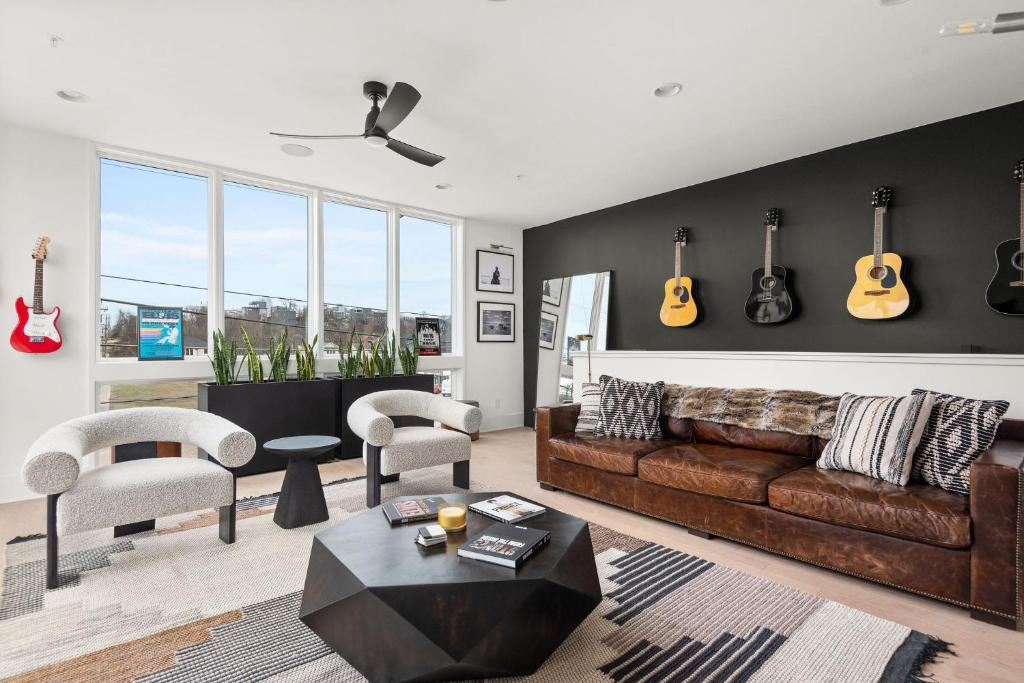 Million Dollar Listing Lux 4BR Downtown by Barclé image