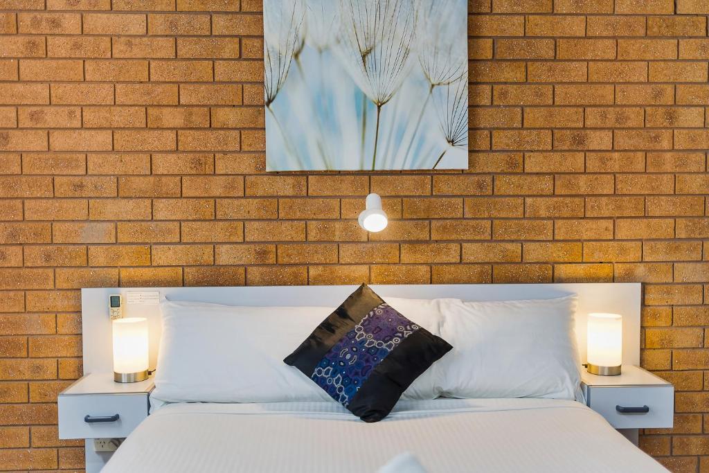 Castlereagh Motor Inn - Tap to explore photos