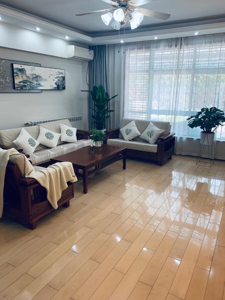 Gorgeous apartment with private backyard photo 4