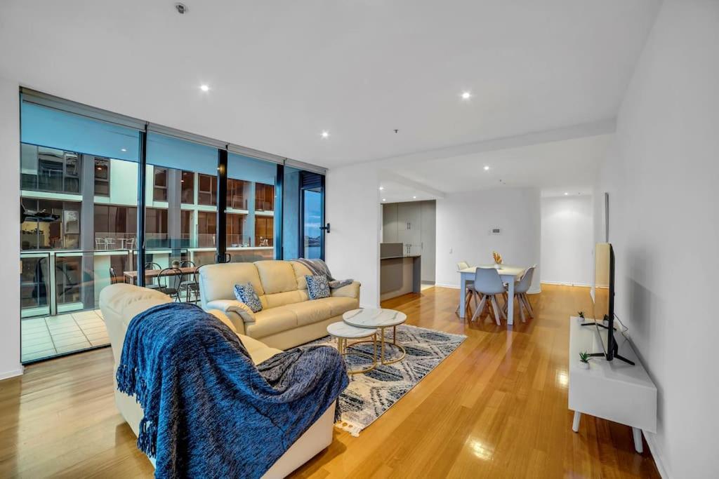 Breathtaking Docklands Water View Apt w parking