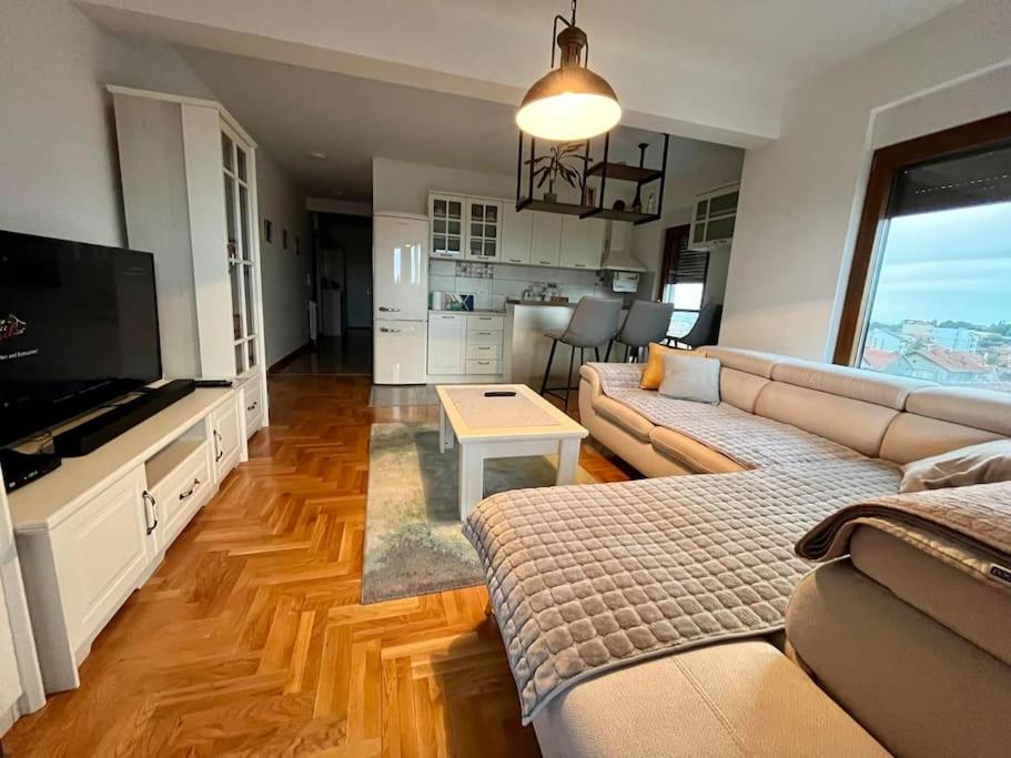 Lovely 2-bedroom apartment with free garage