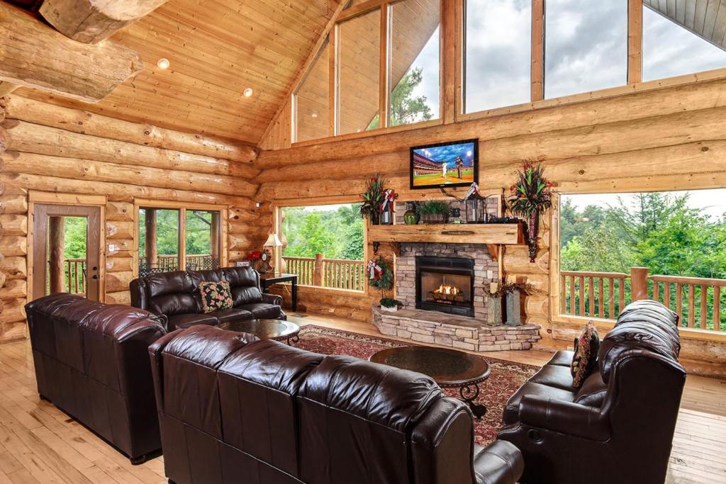 Big Bear Ridge Lodge - Breathtaking mountain views and private forest scenes in amazing large log cabin photo 2