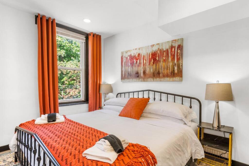 Cozy 2BR,1BA Retreat for 6 with Free Parking in Philly