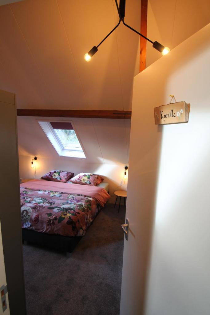 Karin's kruidenhoeve B&B kamer Kamille met Finse sauna photo 1
