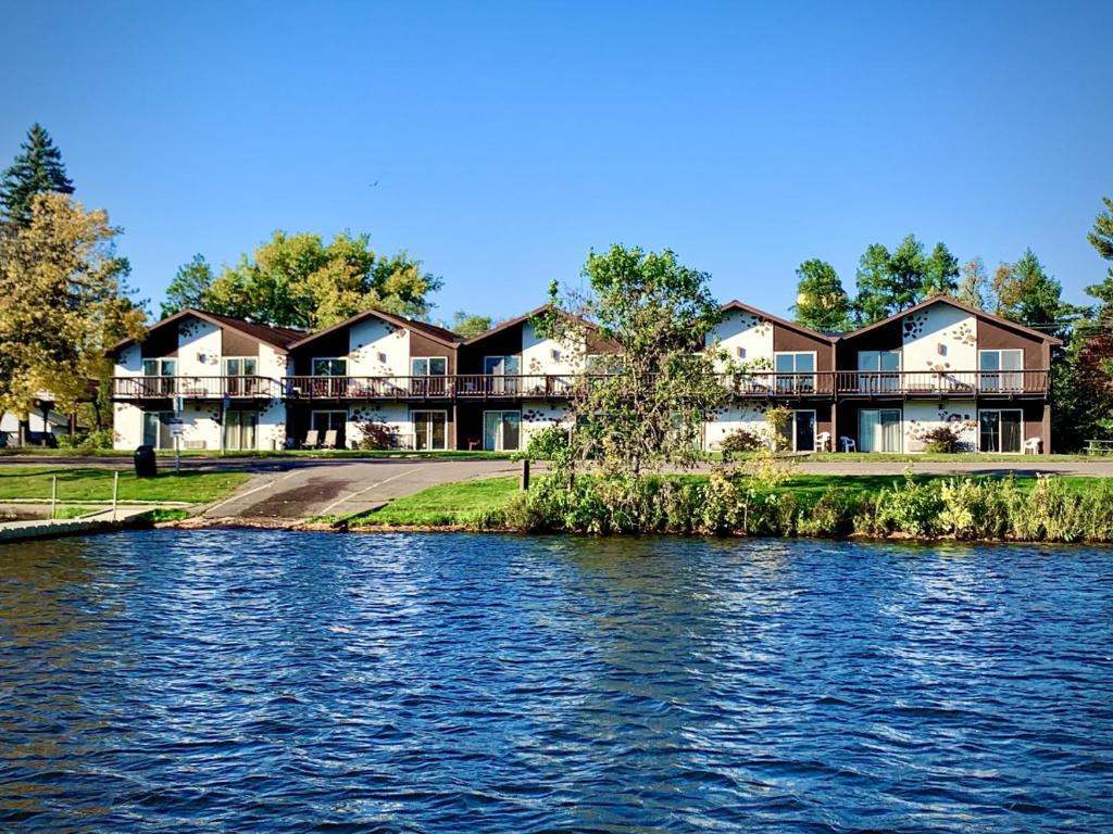 Bridge Inn Tomahawk -1st Floor, 2 Queen Size Bed, Walkout, River View image