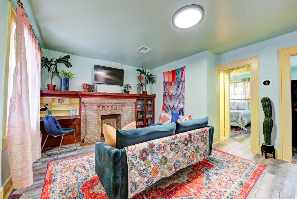 Canary Cottage-brighten your stay-central NW OKC photo 2