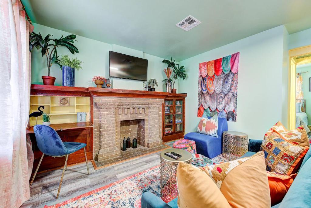 Canary Cottage-brighten your stay-central NW OKC photo 3