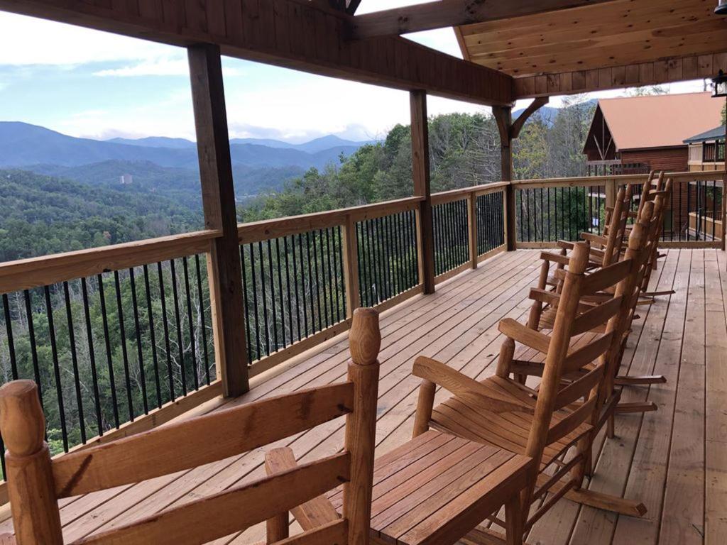Mountain Haven - Relax & enjoy AMAZING 180 Degree Views of Mt LeConte image