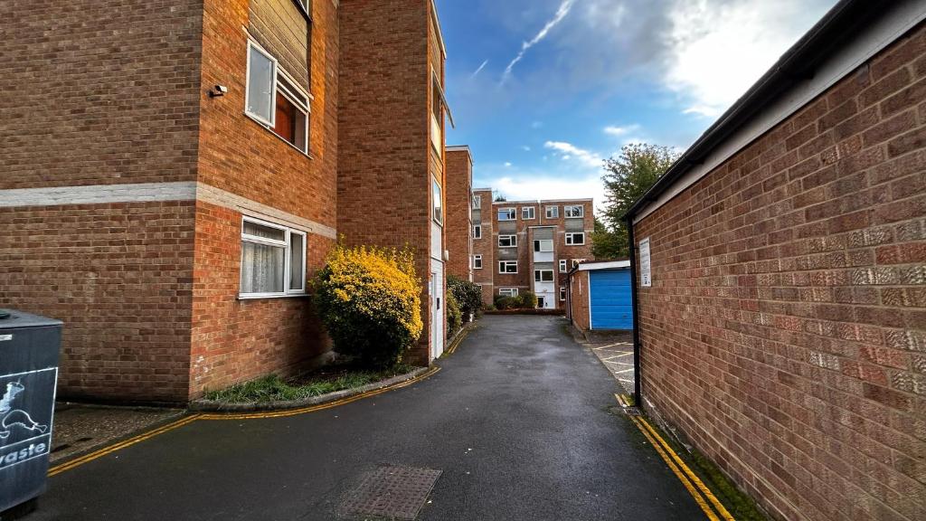 Cozy 2 Bedroom Apartment close to Town Centre