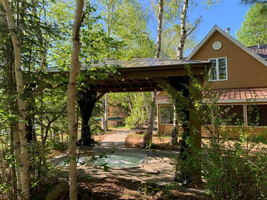 Chalet/SPA l'Oasis avec plage privée, bord du lac!