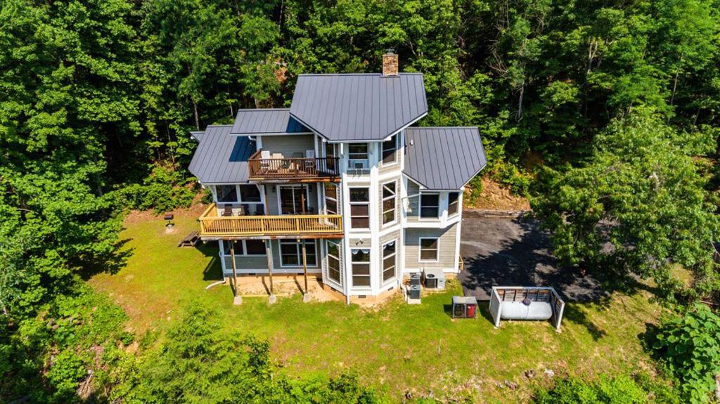 Beautiful Mountain Views and Privacy. Minutes to downtown Gatlinburg and National Park photo 1