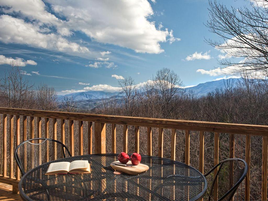 Beautiful Mountain Views and Privacy. Minutes to downtown Gatlinburg and National Park photo 2