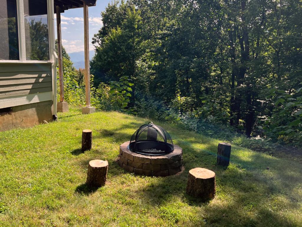 Beautiful Mountain Views and Privacy. Minutes to downtown Gatlinburg and National Park photo 4