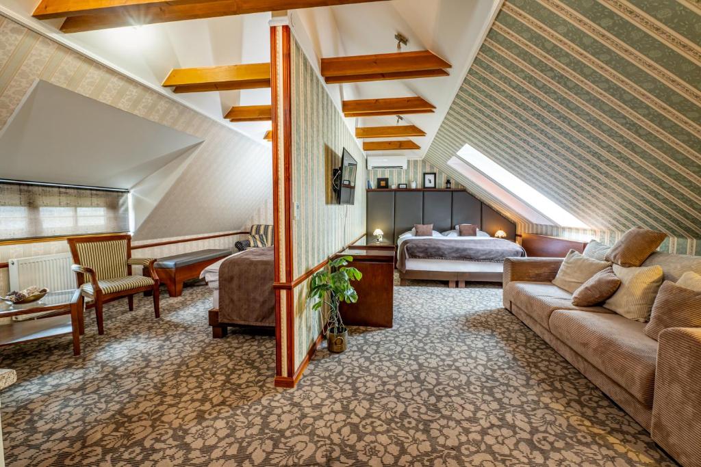 Hotel Golden Eagle photo 1
