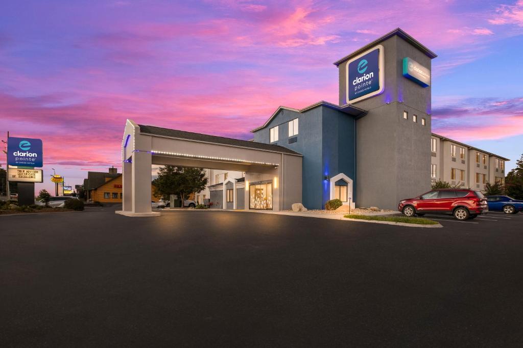 Clarion Pointe Sevierville-Pigeon Forge image
