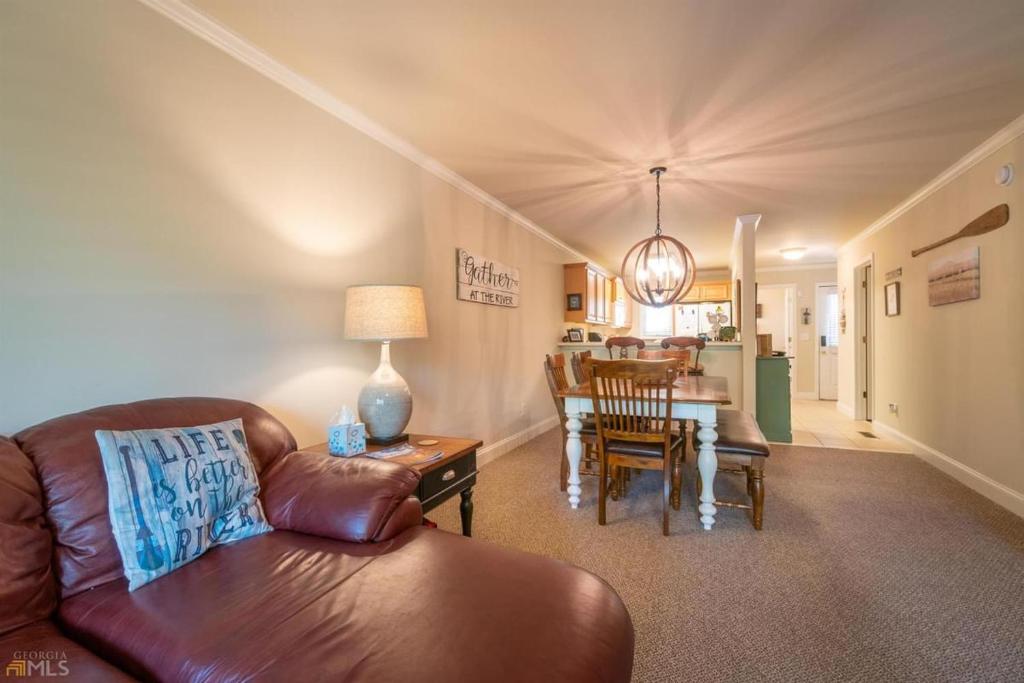 Riverfront home within walking distance of Helen
