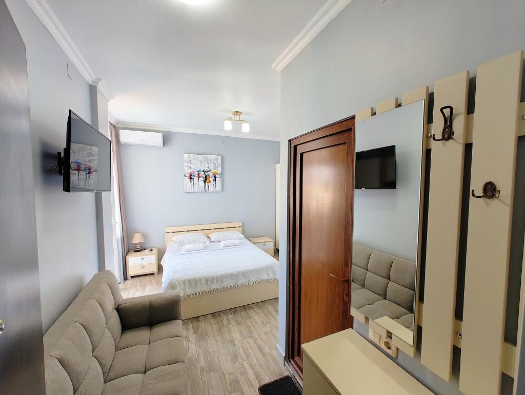 Queen Tamara Apartments photo 3