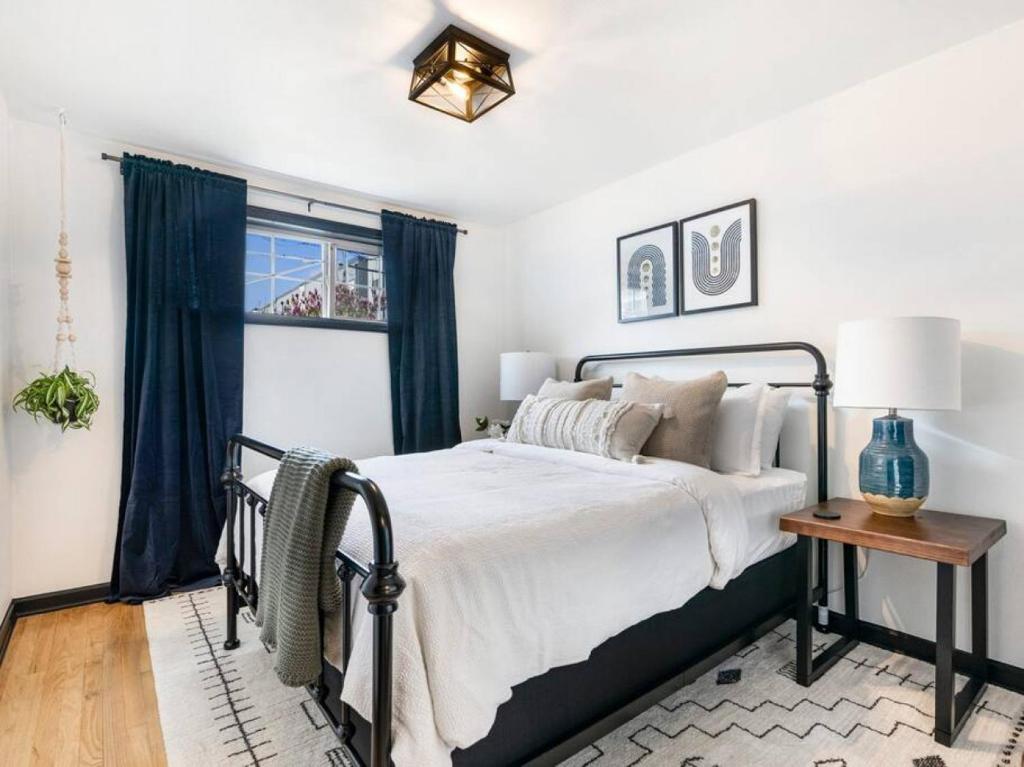 Picture Perfect Bungalow in the heart of DT Vancouver photo 1