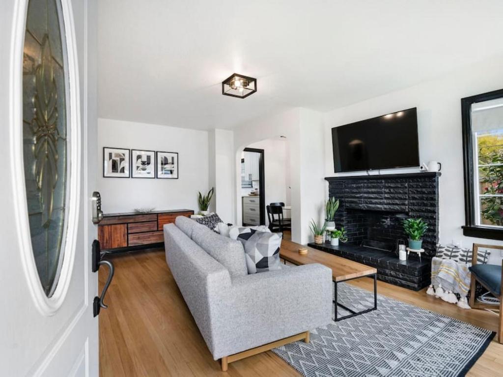 Picture Perfect Bungalow in the heart of DT Vancouver photo 2