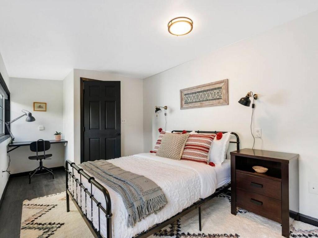 Picture Perfect Bungalow in the heart of DT Vancouver photo 3