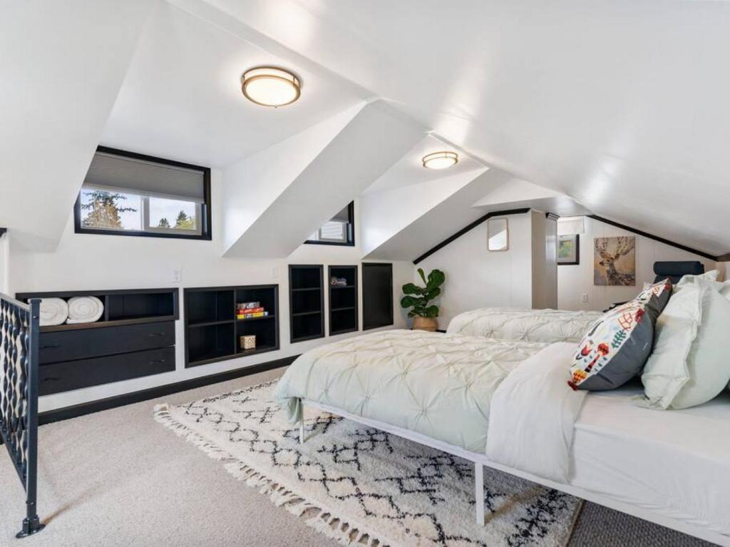 Picture Perfect Bungalow in the heart of DT Vancouver photo 4