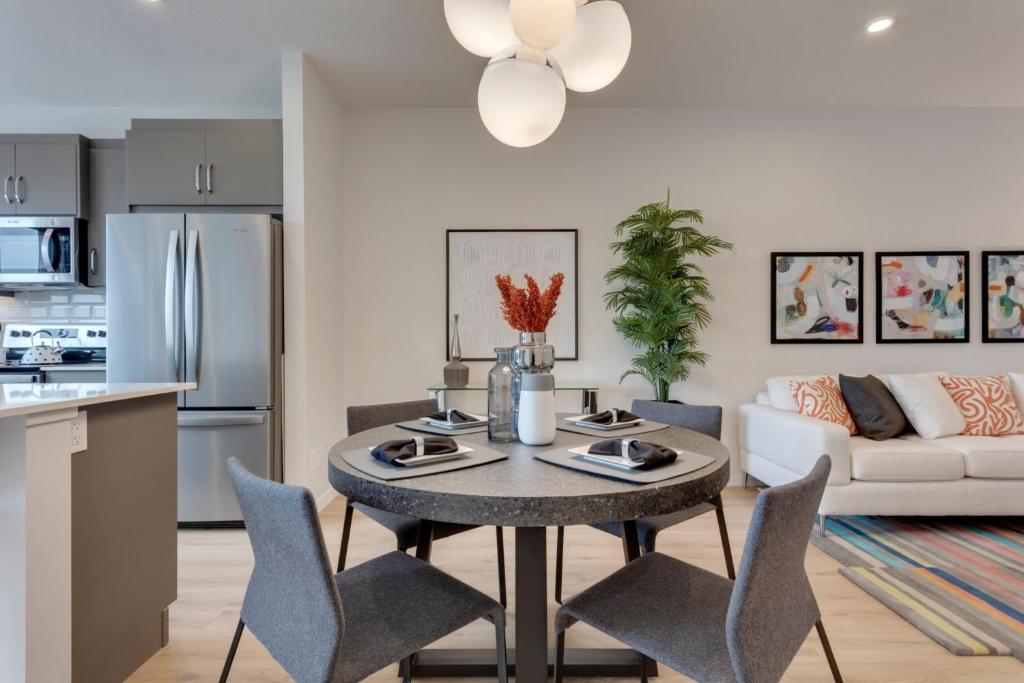 Luxurious Modern Home With King Bed & Office photo 3
