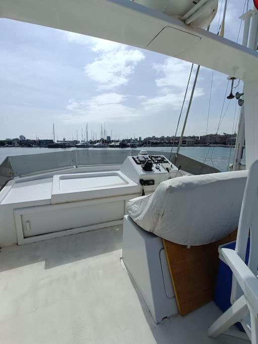 Ciudad y playa desde un barco. photo 4