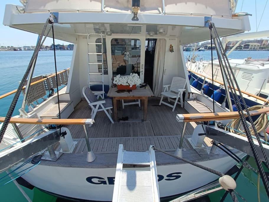 Ciudad y playa desde un barco. photo 3