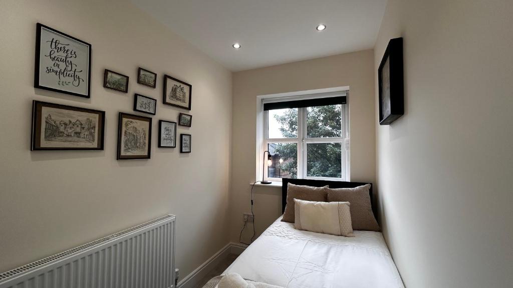 Newbuild, 3 Bedroom house with free parking photo 3